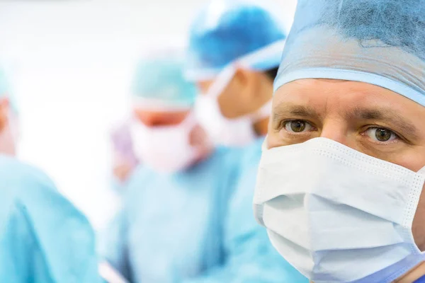 Pierwszy rzut oka chirurga w sali operacyjnej — Zdjęcie stockowe