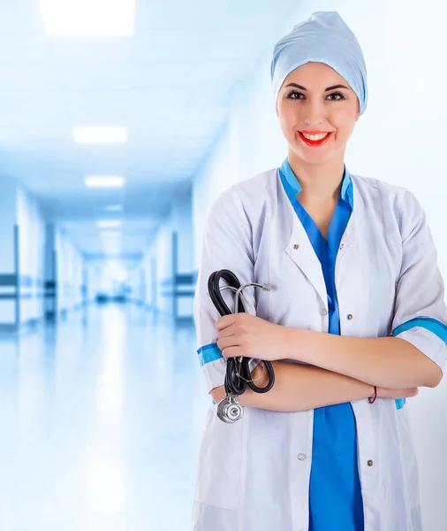 Žena doktor s stetoskop v ruce v klinice — Stock fotografie