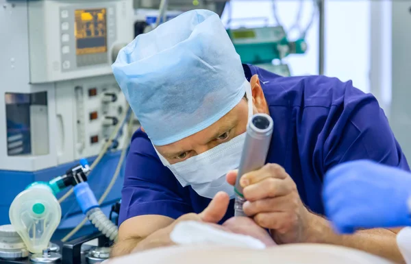 Anesthesiologist performing tracheal intubation — Stock Photo, Image