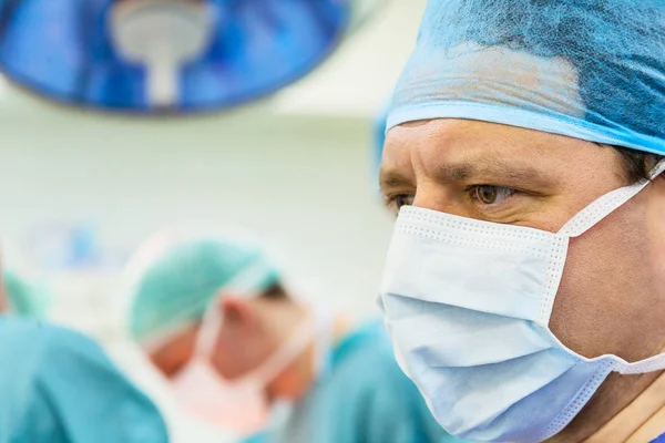 Mężczyzna doświadczonego chirurga w pokoju operacji — Zdjęcie stockowe