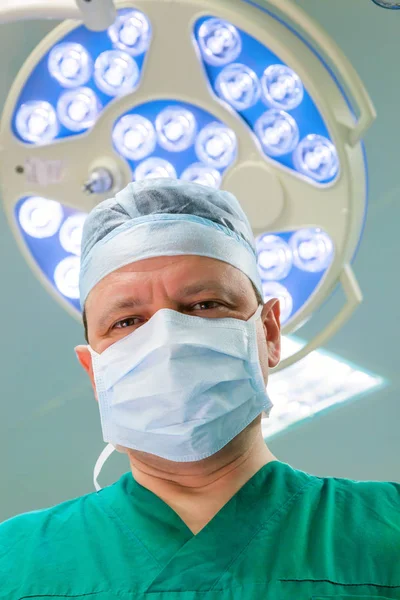 Ervaren chirurg in de operatiekamer — Stockfoto