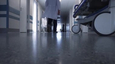 Hastanedeki Uzun Koridorda Yürüyen Erkek Doktor