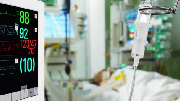 Vitalzeichen Medizinischer Monitor Und Pipette Mit Patient Hintergrund Krankenhaus — Stockvideo