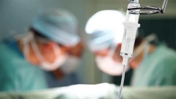 Intraveneus Infuus Operatie Kamer Met Chirurgen Achtergrond — Stockvideo