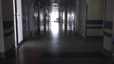 Hastanede Tıbbi Gurney ile Dark Long Hallway