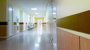 Klinik Koridorundaki tıbbi personel. Timelapse.