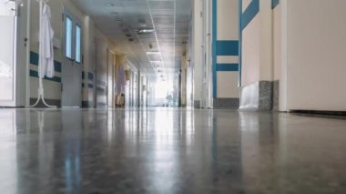 Klinik Koridorundaki tıbbi personel. Alt Görünüm. Timelapse.
