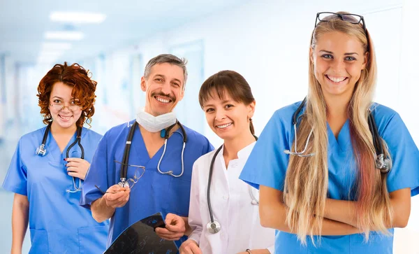 Smilende lægehold i gangen af klinikken . Stock-foto