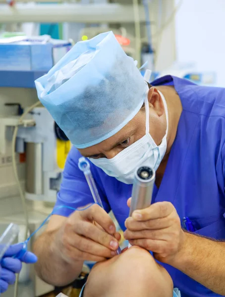 Anestezi uzmanı hasta için trakeal entübasyon gerçekleştirir — Stok fotoğraf