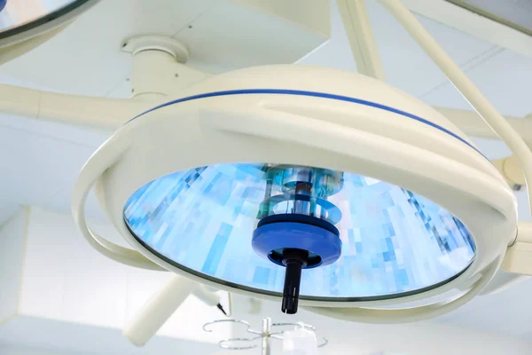 Chirurgické světlo nebo lékařská lampa v provozní místnosti. — Stock fotografie