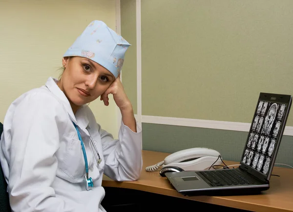 Jeune femme médecin sur un bureau avec un cahier Images De Stock Libres De Droits