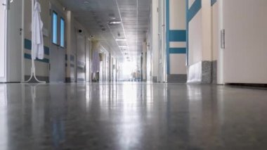 Klinik Koridorundaki tıbbi personel. Alt Görünüm. Timelapse.