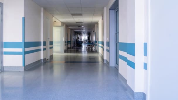 Klinik Koridorundaki Tıbbi Personel Alt Görünüm Timelapse — Stok video