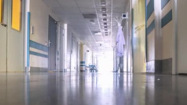 Klinik Koridorundaki tıbbi personel. Alt Görünüm. Timelapse.