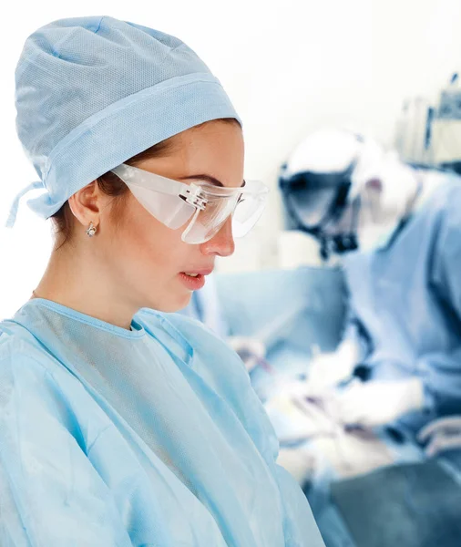 Νεαρή Γυναίκα Χειρουργός Ιατρική Ομάδα Στην Πλάτη Στο Χειρουργείο — Φωτογραφία Αρχείου