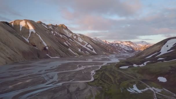 Letět Nad Delty Řeky Duhové Hory Eposu Islandské Přírody — Stock video