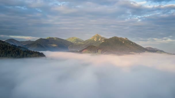 Luchtfoto Boven Wolken Ochtend Bergen Time Lapse — Stockvideo