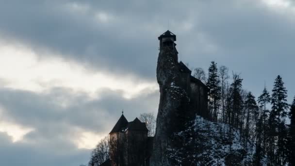 戏剧性的云彩在 Nosferatu 城堡塔时间失效 — 图库视频影像