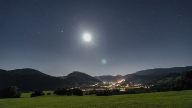 Kırsal kesimin üzerinde ay ışığı olan yıldızlı gece gökyüzü Zaman geçişi