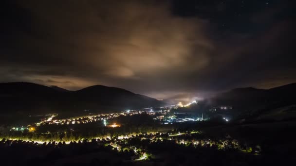 Nuvole Epiche Che Muovono Sopra Illuminazione Del Villaggio Notte Stellata — Video Stock