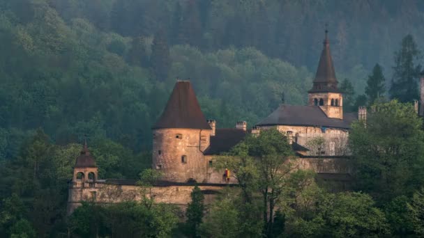 Morgonsolen Ljus Över Historiska Slottet Tower Tidsfördröjning — Stockvideo