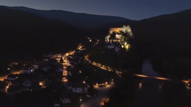Tráfego Noturno Cidade Histórica Com Castelo Tempo Limite — Vídeo de Stock
