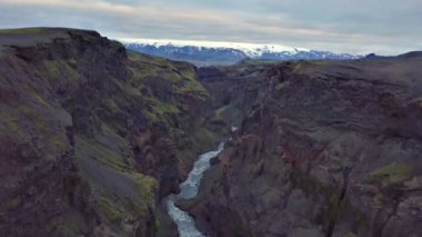 Aşağı derin kanyon içine uçan 