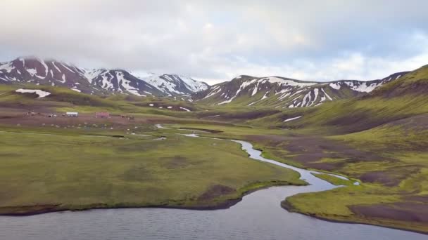 Luchtfoto Van Groene Bergen Ijsland — Stockvideo