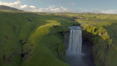 Skogafoss şelale yeşil İzlanda doğada üzerinde uçuş