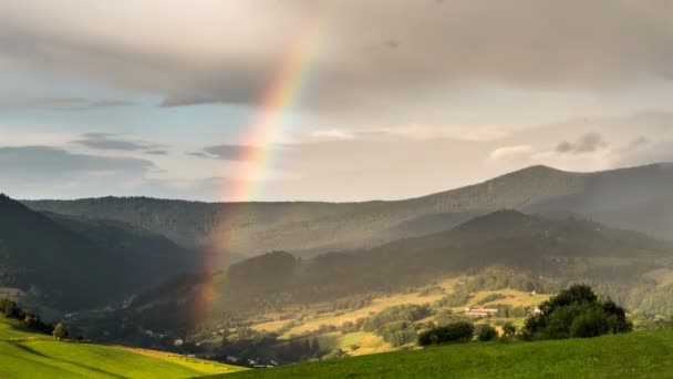 彩虹越过绿色乡村景观时间流逝 — 图库视频影像