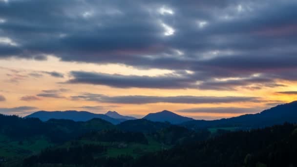 Bunter Sonnenuntergangshimmel Über Der Landschaft Zeitraffer — Stockvideo