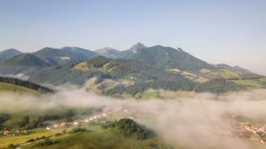 Kırsal ülke üzerinden sisli morining yeşil dağlarda. Hava zaman atlamalı