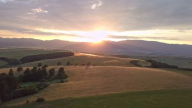 Altın günbatımı kırsal manzara havadan panoramik görünümü