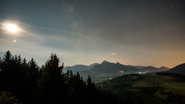 Lua subir na noite estrelada com forma leitosa sobre a paisagem montanhas lapso de tempo — Vídeo de Stock