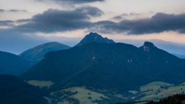 Bulutlar dağlar yaz sabah gündoğumu zaman atlamalı manzarada üzerinde hızlı hareket