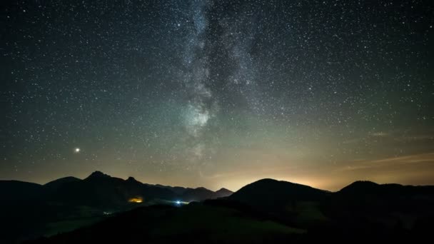 星与银河银河移动过山景观在星空夜空 天文时间流逝 黑夜到白昼 — 图库视频影像