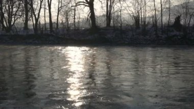 Sabah Nehri ağır çekim üzerinde ışık