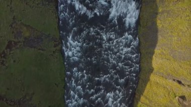 Skogafoss şelale güneş ışığında üzerinde uçmak