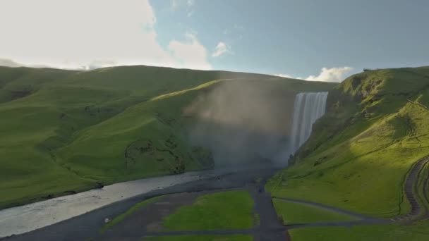 Cascada de Skogafoss a la luz del sol en Islandia — Vídeos de Stock