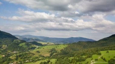 Hava bulutlar yeşil orman peyzaj zaman atlamalı üzerinde hareket
