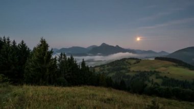 Ay şafak ve gündoğumu sisli dağlar peyzaj zaman atlamalı ayarla