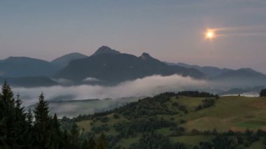 Ay şafak gündoğumu sisli dağlar yatay zaman atlamalı olarak ayarlamak