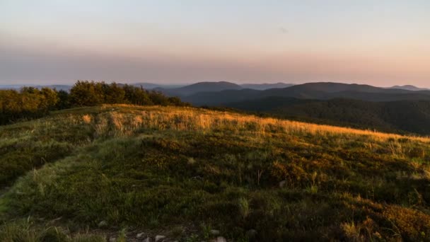 Morgensonne Licht über glitzerndem Gras in den Bergen Zeitraffer — Stockvideo