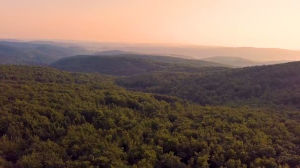 Πολύχρωμο ηλιοβασίλεμα πάνω από δάση βουνά τοπίο το καλοκαίρι το βράδυ. — Αρχείο Βίντεο