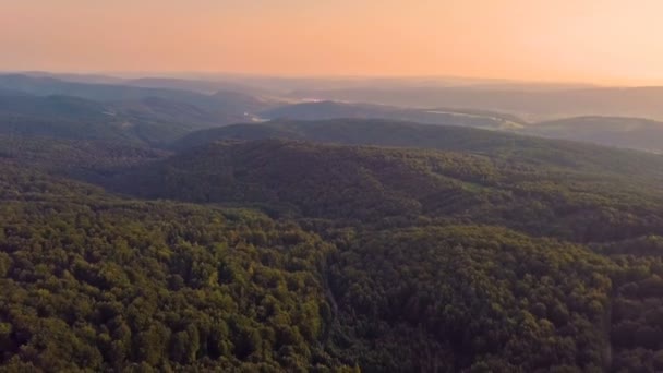 Cores aéreas da noite sobre montanhas florestais país — Vídeo de Stock