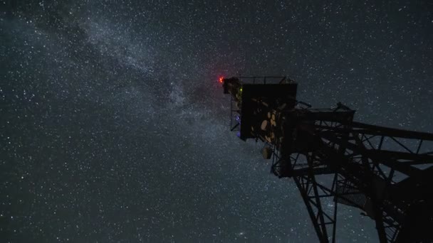 Mléčná dráha galaxie pohybující se přes komunikační věž v Hvězdné noci čas zanikne — Stock video