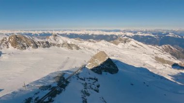Kaprun kayak merkezindeki Kitzsteinhorn Dağı 'ndan manzara manzarası. Karlı dağlık tepeler, kayak pistleri ve tatil tatili atmosferi. Kış sporları, seyahat ve turizm için mükemmel..