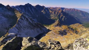 Sonbahar Alpleri 'nin kayalık tepelerdeki ilk karlı manzarası. Güneşli hava huzurlu ama dramatik doğayı yakalıyor. Yürüyüş, dağcılık, turizm ve açık hava keşifleri için mükemmel.. 