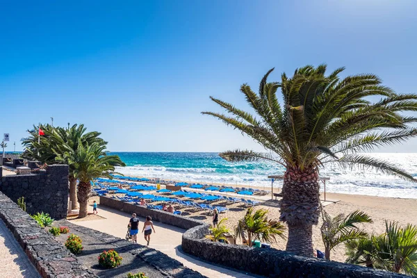 西班牙的波多黎各 2016年12月29日 在西班牙的卡门海滩上 有棕榈和沙滩的海滨长廊 卡门是兰萨罗特岛上的主要旅游城市 加那利群岛 — 图库照片