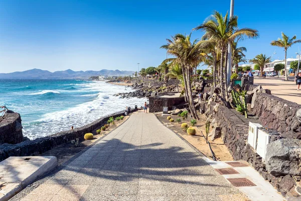 西班牙的波多黎各 2016年12月29日 在西班牙的卡门海滩上 有棕榈和沙滩的海滨长廊 卡门是兰萨罗特岛上的主要旅游城市 加那利群岛 — 图库照片